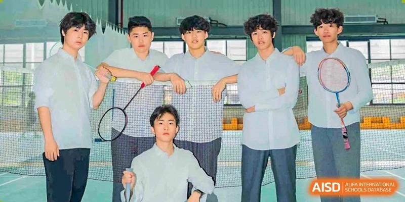Male students from Xi'an Jiaotong-Liverpool University Affiliated School (XJTLU-AS) pose for a photo with badminton rackets.