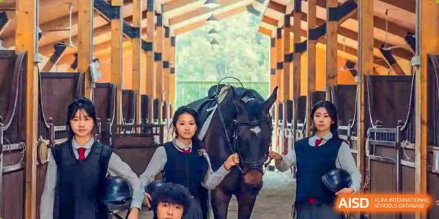 A student from Xi'an Jiaotong-Liverpool University Affiliated School (XJTLU-AS) standing with a horse.