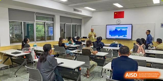 An evening class or seminar in a high-tech classroom at Suzhou Innovation Academy with students and an instructor engaged in a discussion.