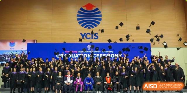 Group photo of graduates and faculty from Yew Wah International Education School of Zhejiang Tongxiang at a graduation ceremony.