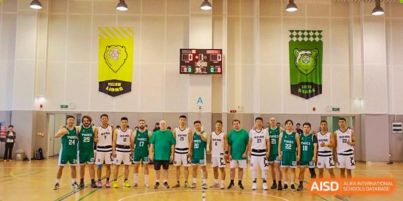 A basketball team from Yew Wah International Education School of Zhejiang Tongxiang lined up on the court with a scoreboard in the background.