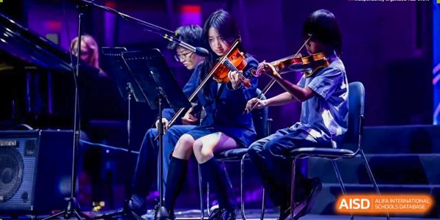Students from Yew Wah International Education School of Zhejiang Tongxiang playing the violin and viola in a musical performance.