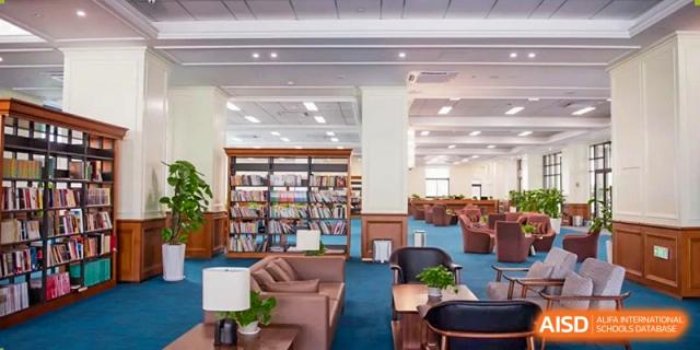 The comfortable and spacious interior of the school library, featuring bookshelves and lounge seating at Sedbergh School Fuzhou.