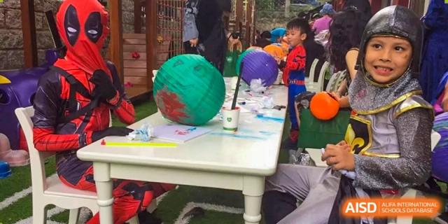 Students decorate green and purple paper lanterns during a creative arts workshop at École Française Internationale de Shenzhen (EFIS).