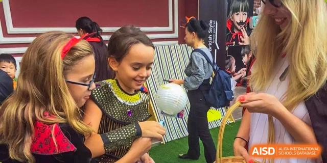 A student in an Egyptian costume holds a white lantern during a festive school event at École Française Internationale de Shenzhen (EFIS).