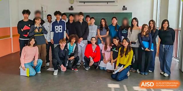 A diverse and smiling group of secondary students from the Proviseur, du Lycée Français International de Pékin, pose together for a large class photograph.