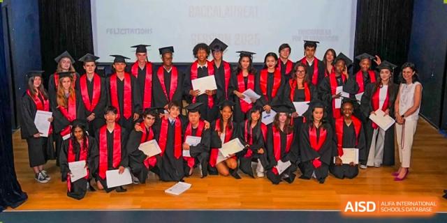 A formal portrait of a group of graduates from the Proviseur, du Lycée Français International de Pékin, wearing their red and black gowns and holding their diplomas.