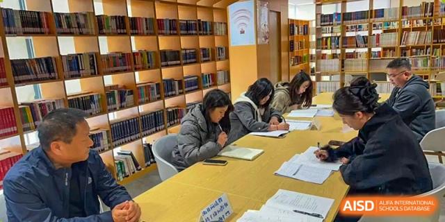 Students study quietly at long tables inside a well-organized school library at Xiamen ITG-SUIS High School