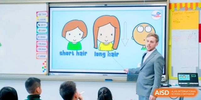 An interactive screen displays cartoon characters to teach hair length descriptions at Shanghai Qingpu World Foreign Language High School.