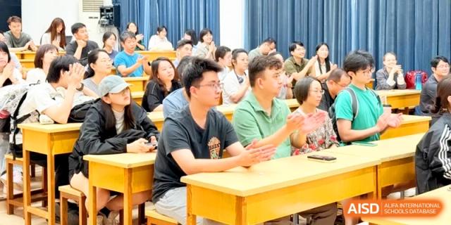 An audience of students and parents listens attentively during an educational seminar held in a lecture hall at Xishan Senior High School.