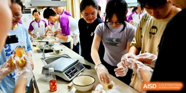 A group of students uses a digital kitchen scale to precisely measure ingredients for baking at Xishan Senior High School.
