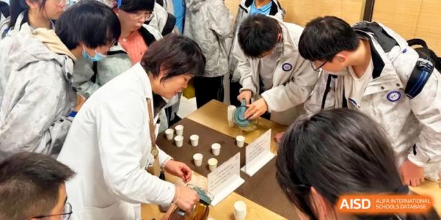 Students participate in a chemistry experiment, observing liquid samples on a laboratory table at Kunshan Senior High School.