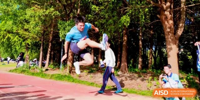 A student performs a high-kick exercise during an outdoor physical education session at Kunshan Senior High School.