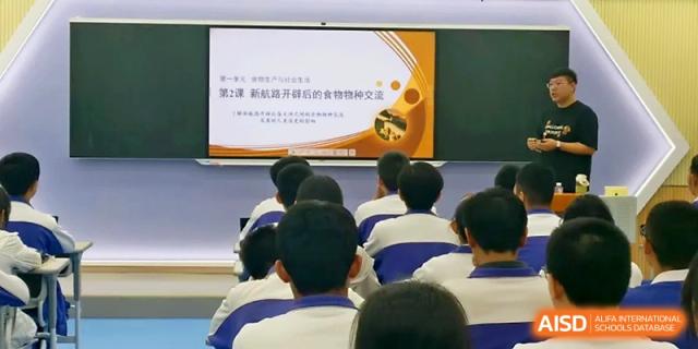 Attentive students watch a presentation on a large screen during a specialized academic seminar at Yinchuan No.1 High School.