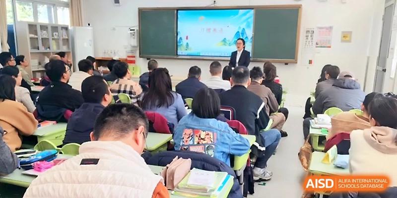 An audience of parents and teachers attends an informative seminar held in a large campus meeting room at Zhangjiagang IVY Experimental School.