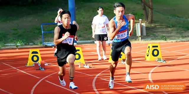 Runners compete in a long-distance track event while maintaining their pace under the sun at Zhejiang ZhouShan High School.