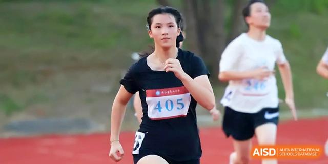 A female athlete wearing number 405 shows great determination while competing in a race at Zhejiang ZhouShan High School.
