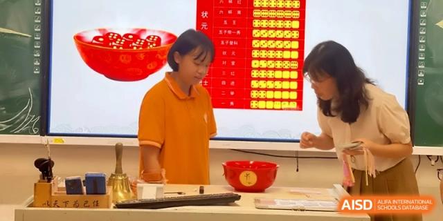 A student in an orange shirt participates in a hands-on activity in the lab at the Affiliated High School of Fujian Normal University.
