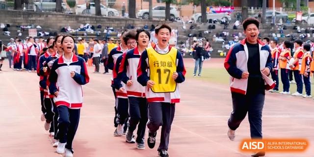 A student wearing a yellow bib with the number seventeen leads a race at the Affiliated High School of Fujian Normal University.