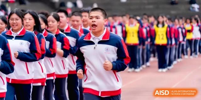 A focused student athlete in a blue and red uniform runs a race at the Affiliated High School of Fujian Normal University.