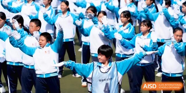 Students in blue and white jackets participate in a group exercise at the Affiliated High School of Fujian Normal University.