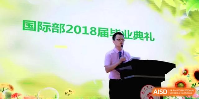 A speaker in a purple shirt addresses an audience during the 2018 graduation ceremony events at Quanzhou No. 5 Middle School.