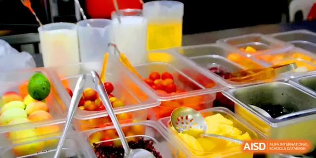 A fresh salad bar featuring cherry tomatoes and other vegetables for healthy student dining at Quanzhou No. 5 Middle School.