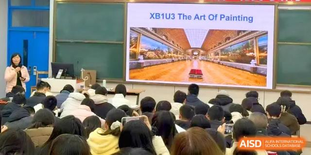 Students attend a digital lecture on art and history in a large, crowded academic hall at Yangzhou High School of Jiangsu Province.