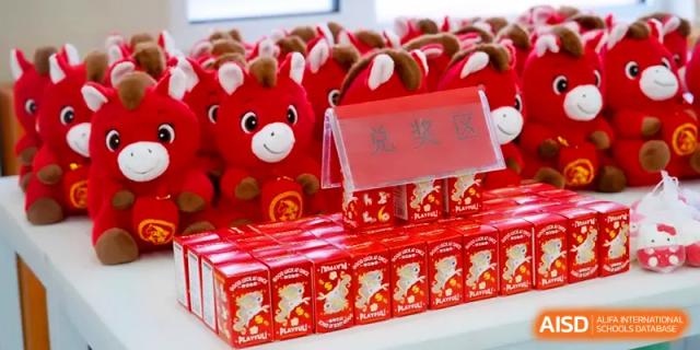 Rows of red gift boxes and plush toy mascots are arranged neatly for a prize giveaway at Beijing Xinxuedao Linchuan School.