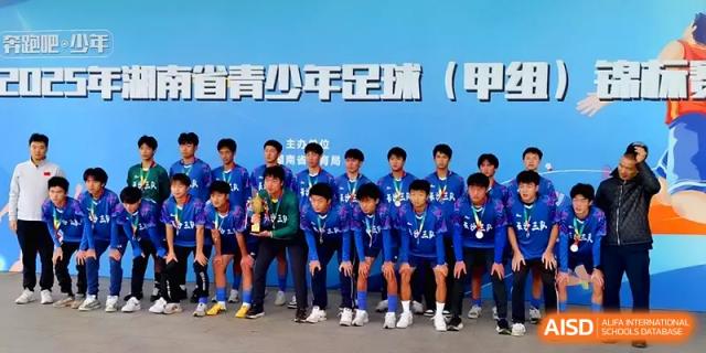 The school's youth soccer team poses together for a group photo after a successful match or tournament at Changsha Mingda Middle School.