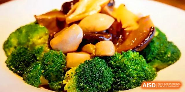 A nutritious meal featuring braised potatoes and fresh broccoli crowns is served in the student cafeteria at Walton-Hefei School.