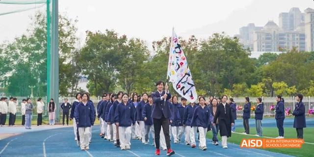A large group of students from Beijing Limai (International) School poses for a photo.