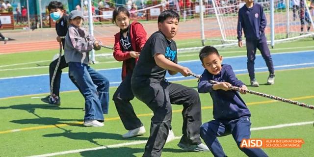 Students from Beijing Limai (International) School participate in a tug of war.