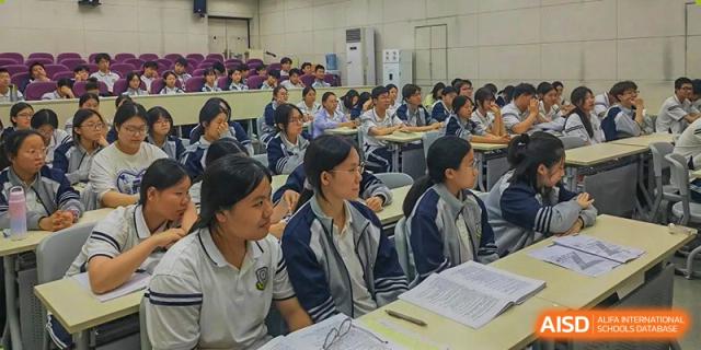 Students in the Zhengzhou No.9 High School International Department classroom attentively listening to a lesson.