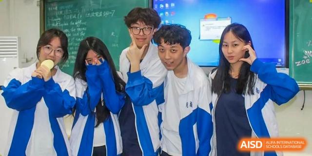 Two male students from Zhounan High School posing for a close-up photo in their blue and white uniforms.
