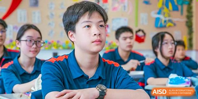 A student from Ningbo Huamao International School attentively listening to a lesson in a classroom.