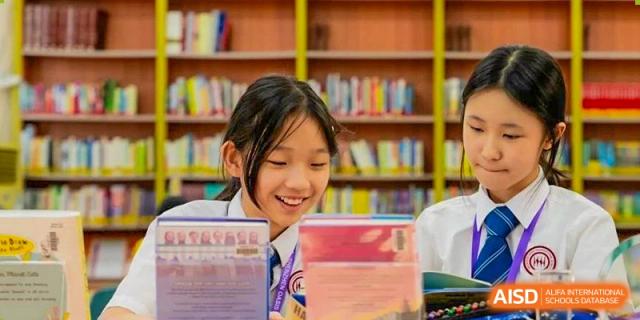 A student from Shenzhen Oasis International School smiles in the school library.