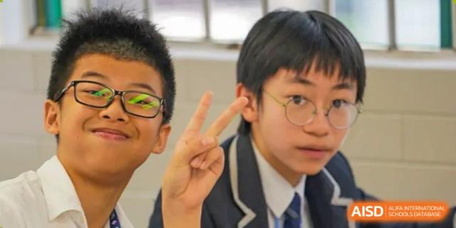 Two students from Shenzhen Oasis International School posing for a photo with a peace sign.