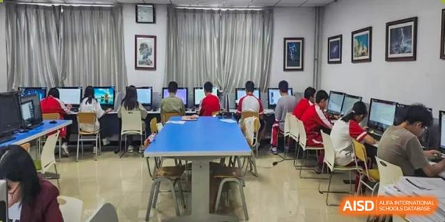 Students from Beijing Concord College of Sino-Canada are in a computer lab, seated at desks and looking at their monitors.