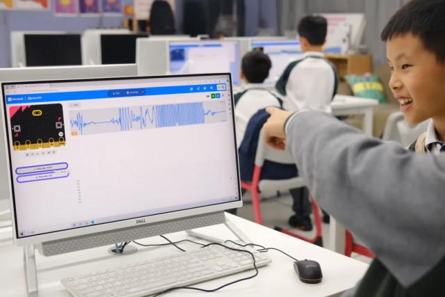 A student from Chongqing BI Academy works on a computer in a lab.