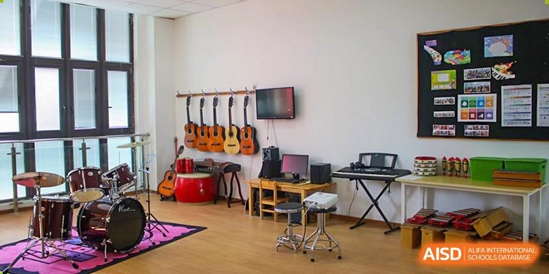 A music classroom at EtonHouse International School Nanjing with guitars on a wall and a keyboard.