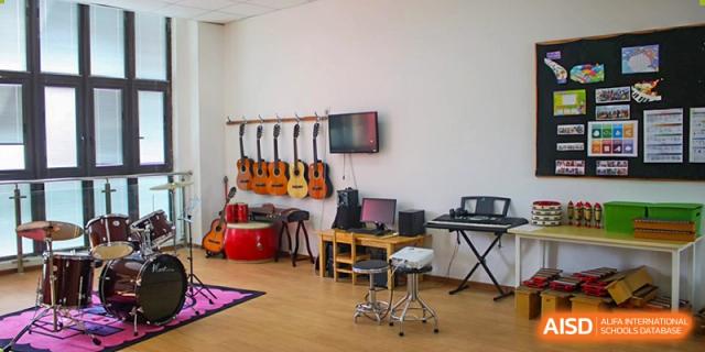 A music classroom at EtonHouse International School Nanjing with guitars on a wall and a keyboard.