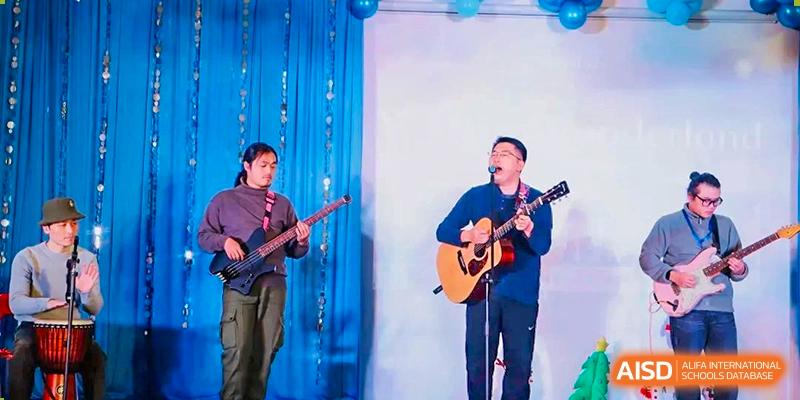 Two students from EtonHouse International School Nanjing playing guitar and singing.