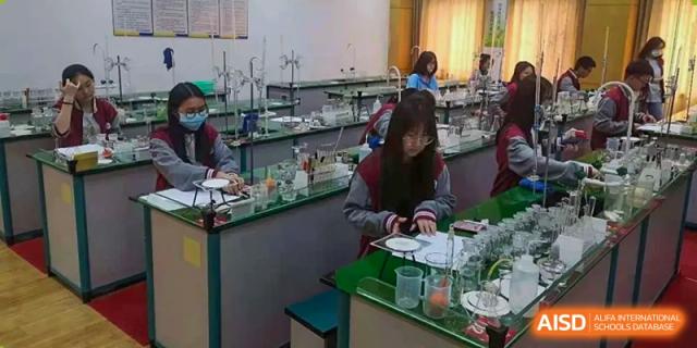 Students working on an experiment at a lab bench in a science classroom at Wuxi Guanghua School.