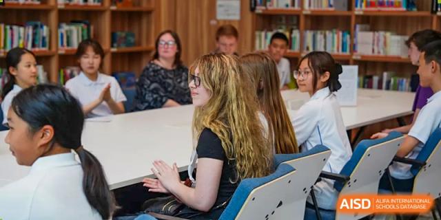 An international student from Beijing Lize International Academy has a conversation with other students.
