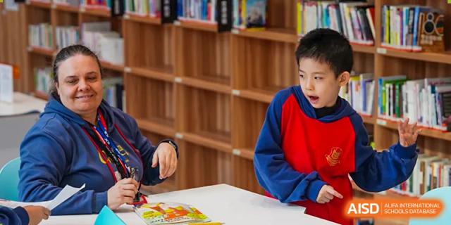 A student from Beijing Lize International Academy focuses on a model.
