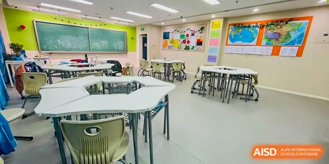 An empty classroom with desks and chairs at Beijing Mingcheng Academy.