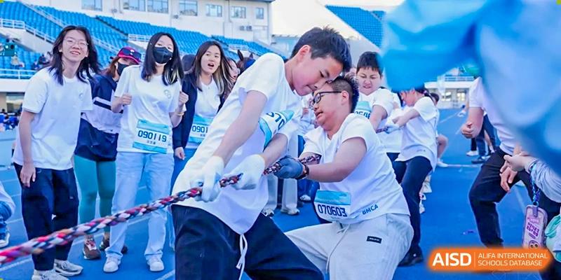 Students participating in a tug-of-war competition at Beijing Mingcheng Academy.