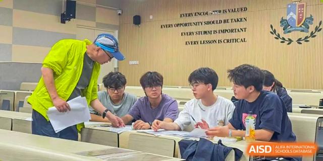 A small group of students at Shanghai International High School of BANZ collaborates on a class project in a classroom.