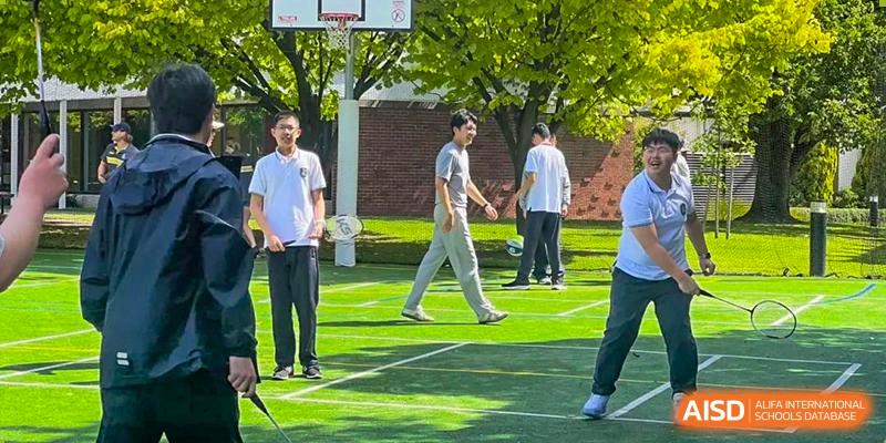 An image showing students at the Shanghai International High School of BANZ playing on a basketball court.